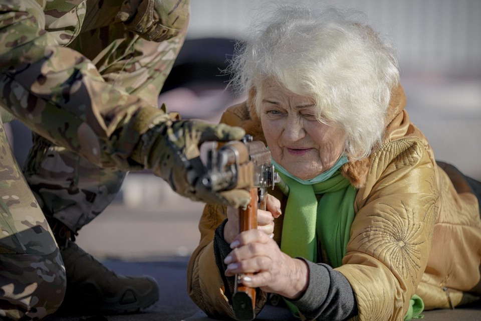 Klaar voor een inval: deze 79-jarige Oekraïense leert hoe ze met een wapen moet omgaan. 