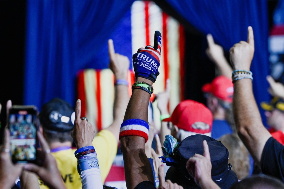 Trump-aanhangers staken hun wijsvinger in de lucht tijdens de speech van Donald Trump tijdens een rally in Ohio. 