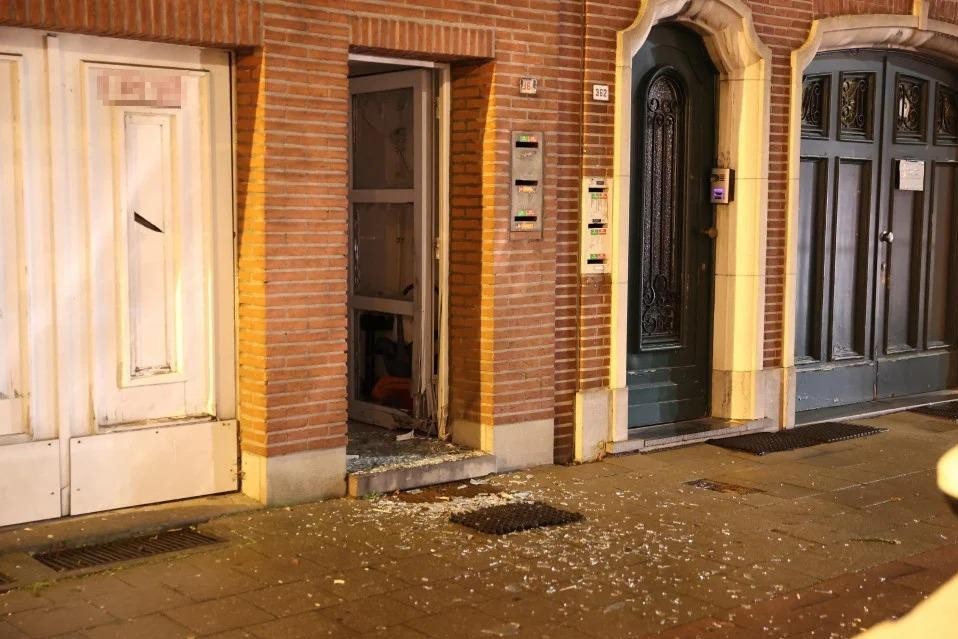 Voordeur vernielt door knalvuurwerk bij woning in Deurne. 