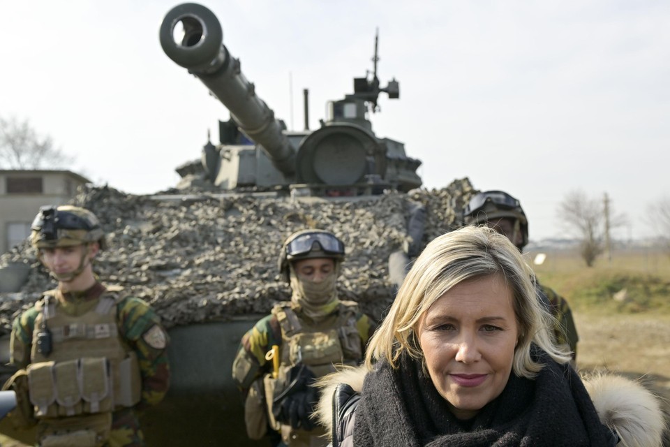 Minister Dedonder op blitzbezoek bij de troepen in Roemenië. 