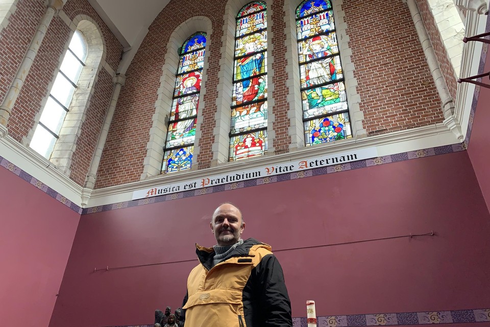 Eric Dilles (Puzzelman) is volop begonnen aan het leegmaken en binnenin opknappen van de kerk, om het gebouw ‘Puzzelman’-waardig te maken.