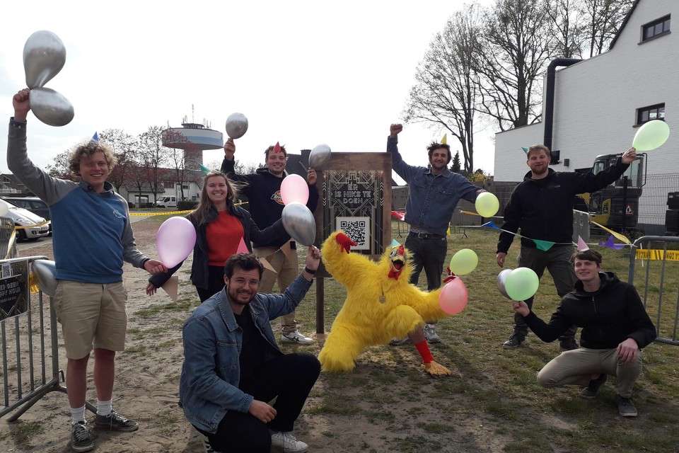 Ruben De Swaef, Veerle Lemmens, Manu Moons, Jasper Hendrickx (vooraan), Nino Symons (kip), Nico Derwael, Jef Hermans en Roeland Ruelens (vooraan) hebben duidelijk zin in een feestje.