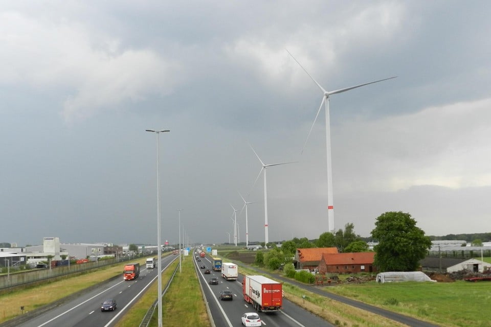 Het stadsbestuur wil dat nieuwe windturbines in lijnstructuur komen op maximaal 300 meter van de E19. 
