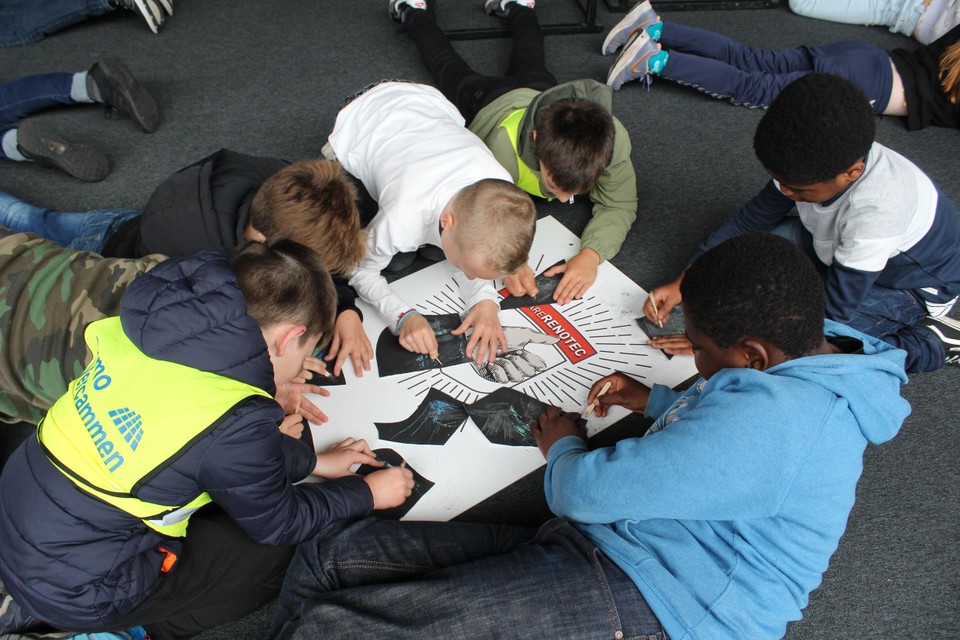 In een workshop werden de leerlingen zelf aan het werk gezet. Na het krassen van de toplaag komt een tafereel tevoorschijn.