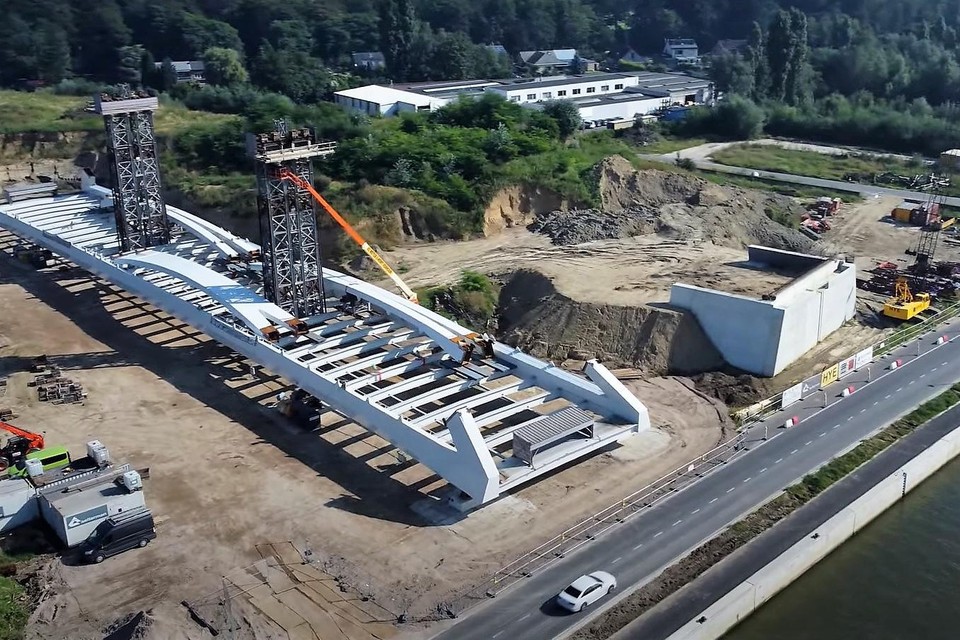 De brug werd onlangs aangevoerd en wordt op de oever in Schoten klaargemaakt voor montage.