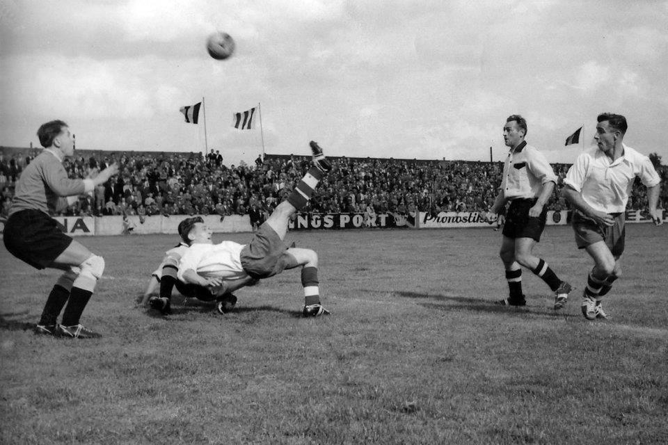 In dit duel uit 1955 speelden de geel-zwarte Leeuwen van Berchem hun tegenspelers van naar huis met 3-1.