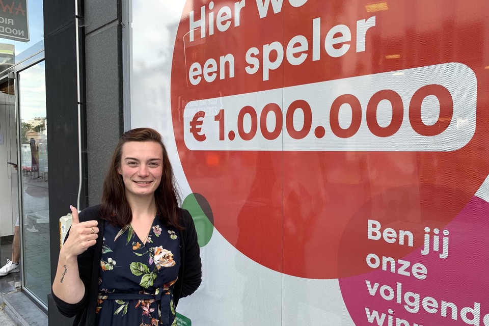 Verkoopster Jolien Lauwers is blij met de Lottowinst die werd geboekt in krantenwinkel ’t Lezerke waar ze werkt. 
