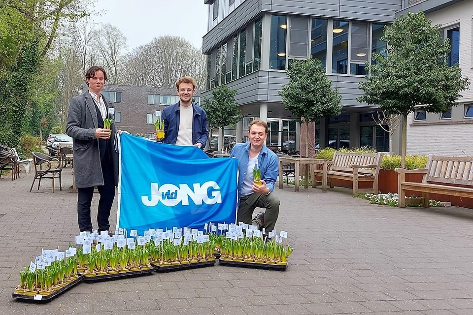 Mathias Vandenbogaerd, Cedric Van den Wijngaert, en Laurenz Van Ginneken van Jong Vld met de lading paasbloemen in Sint-LOdewijk 