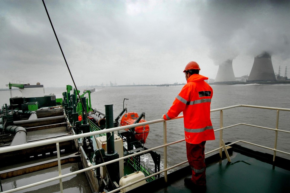 Het baggerschip Brabo van het Zwijndrechtse Deme baggert de Schelde uit.