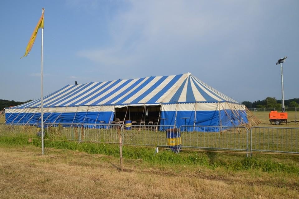 Vooral zaterdagavond liep het uit de hand in de tent van de motorcross.