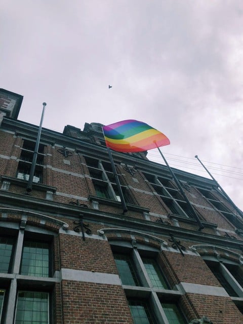 De regenboogvlag wapperde op 17 mei ook aan het gemeentehuis van Wijnegem. 