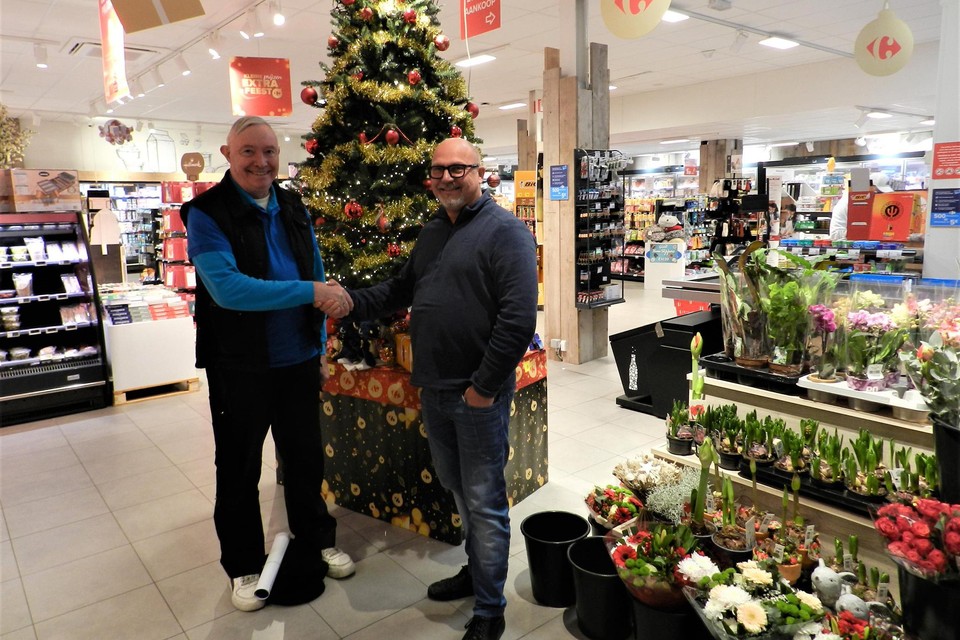 Hervé Hellemans van Doorgeefluik Hoogstraten Noord en Mark Adriaenssens van Carrefour Rijkevorsel doen voor de feestdagen iets extra voor mensen in armoede. 