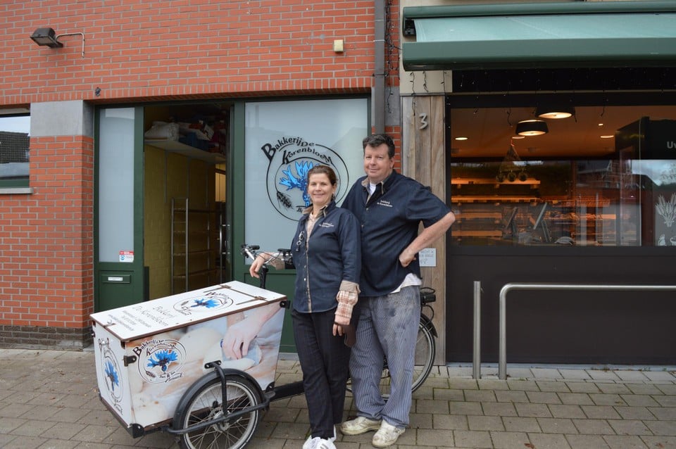 Ilse Lambrechts en Bart Mertens van bakkerij De Korenbloem. Op de bakkersfiets staat nog het oude logo. 