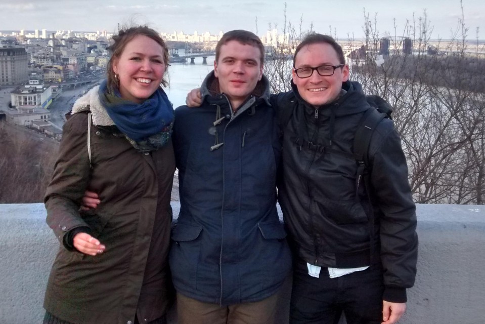 Onze redacteur (rechts) in de Oekraïense stad Soemy met vrijwilligster Marie en Denis. 