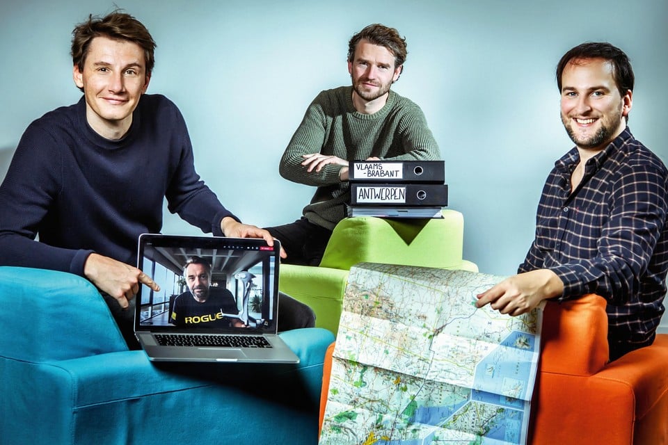 Het -team: eindredacteur Tomas (links), regisseur Bert (midden) en redacteur Jonas. “We hebben samen al in hachelijke situaties gezeten”, zegt Tom Waes. “Maar voor de band is dat niet slecht.”