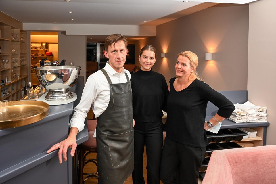 Jo Bussels en Valerie Olieux met tussen hen in dochter Magali in hun nieuwe bistrot.