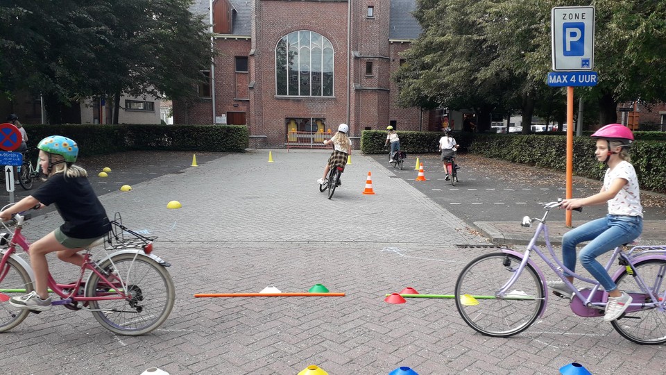 Fietsen op parcours rond de school.