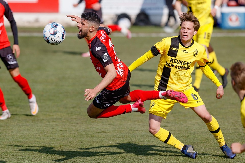 Mohammed Mouhli van Seraing gaat neer na het duel met Tibeau Swinnen.