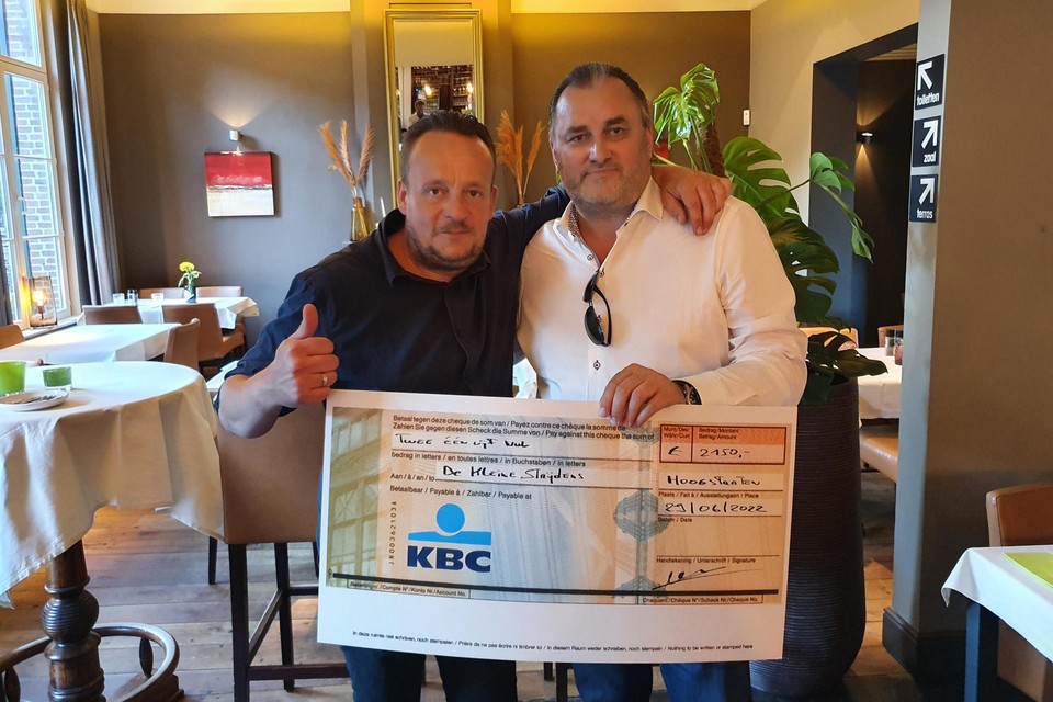 Gert Snoeys (rechts) van Grenspop overhandigt de cheque aan Toon Verheijen van Stichting De Kleine Strijders. 