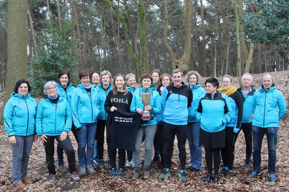 De deelnemers aan het clubkampioenschap van Joggingclub Kasterlee met vooraan winnares Lies Borghs (met beker) en naast haar Lief Keuppens en Joël Huybrechts.