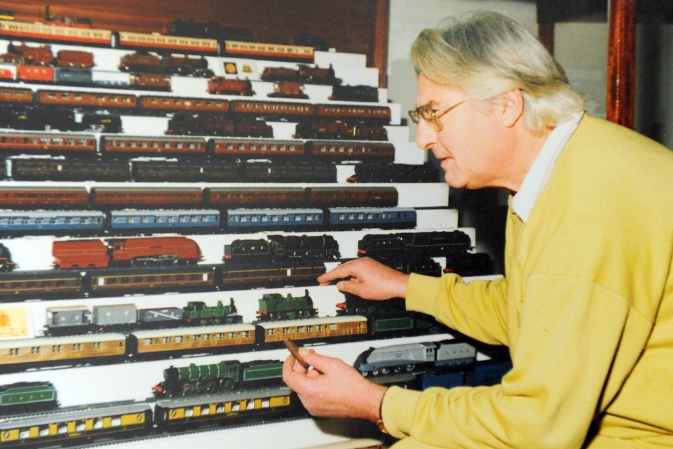 Pieter Nombluez bij zijn collectie miniatuurtreinen. 