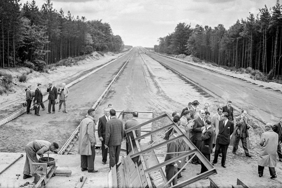 De aanleg van de snelweg duurde door het vele grondwerk veel langer dan de 12 maanden die de overheid vooropgesteld had. 