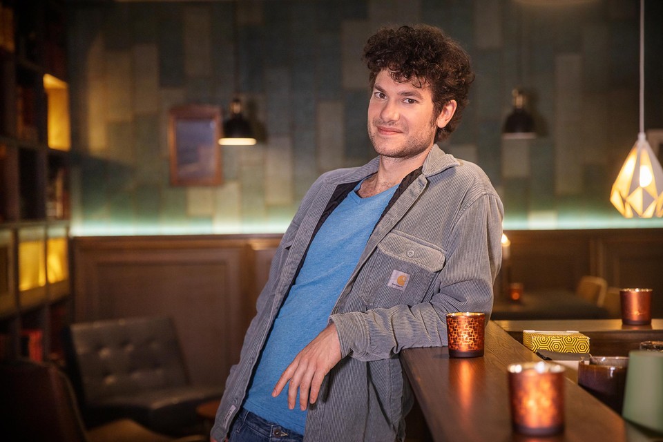Arno Moens in de decors van .