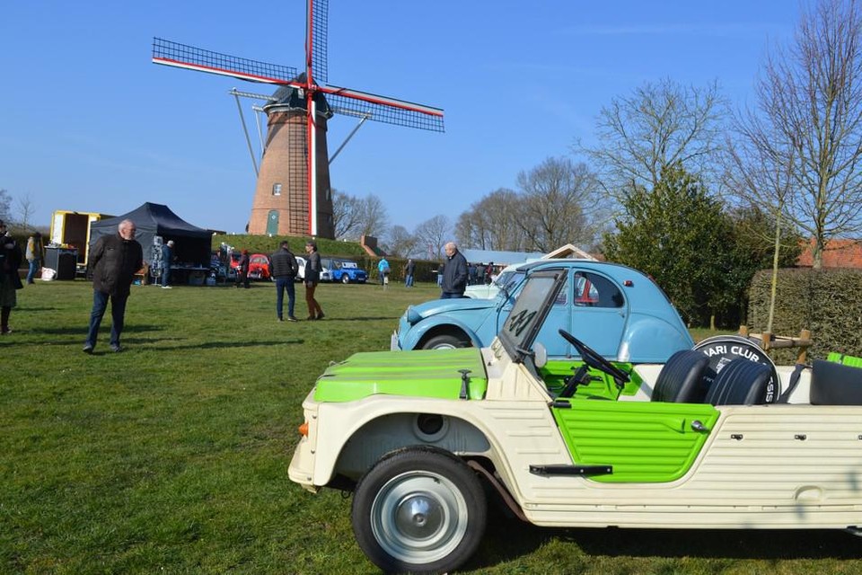 Dit voorjaar was er ook nog een oldtimertreffen aan de windmolen van Pulderbos. 