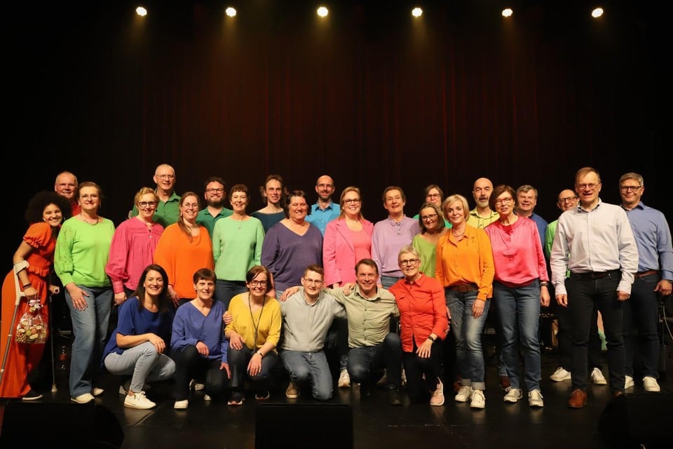 4-tune is een kleurrijke vriendengroep van 26 zangers en zangeressen.