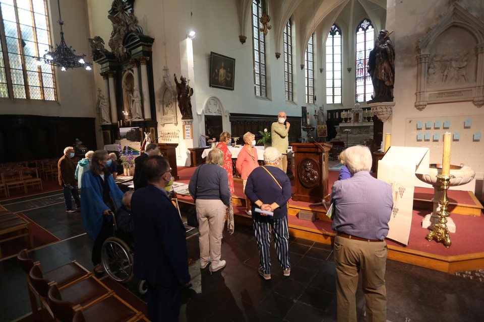 Guido Staes gidste de bezoekers doorheen het interieur van de kerk.