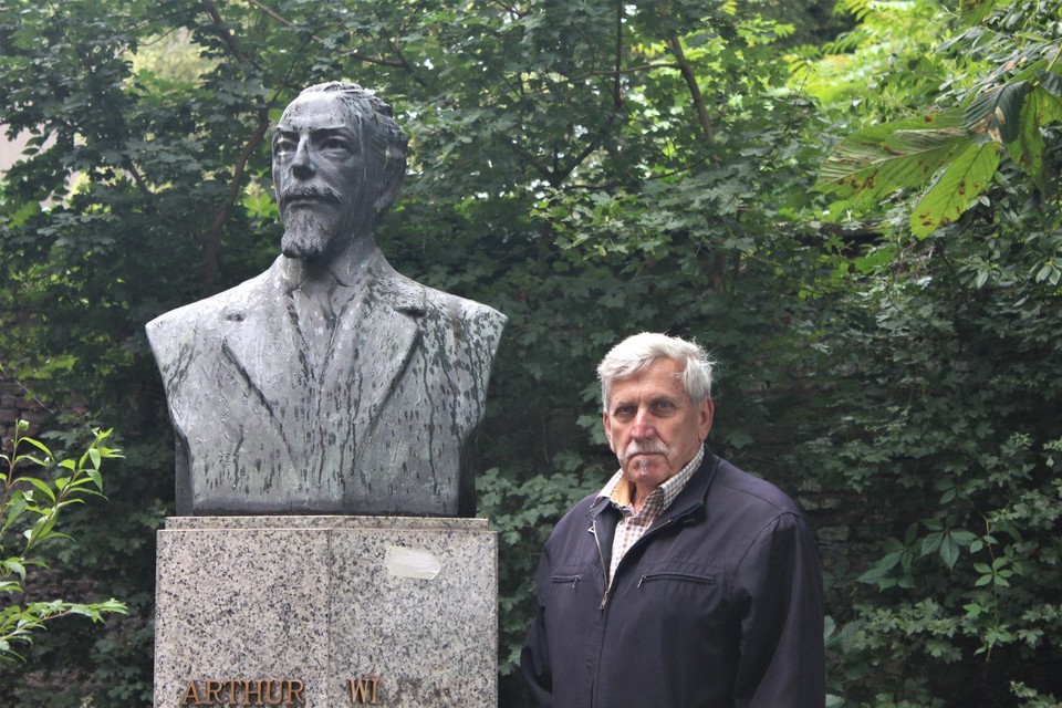 Walter Jansegers bij het enige Wilfordbeeld dat je aan de Wilfordkaai vindt, van componist Arthur Wilford.