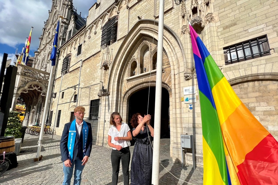Aan het stadhuis op de Mechelse Grote Markt werd maandagavond de regenboogvlag gehesen. 