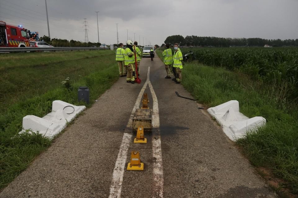 Er reden zich al enkele auto’s vast op de tractorsluis op een parallelweg met de E34.