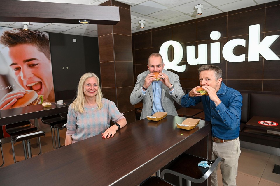 Kevin Derycke (midden) CEO van Quick, en Piet Vandenbussche (r), uitbater van de restaurants in Schoten en Kapellen, kregen voor hun gouden jubileum onder meer felicitaties van de Schotense schepen Véronique D’Exelle.