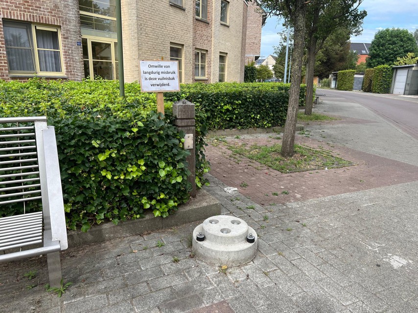 In de Rode Kruisstraat in Herentals is onlangs een vuilnisbak weggehaald. De stad heeft op een bord uitgelegd waarom de bak is verwijderd. 