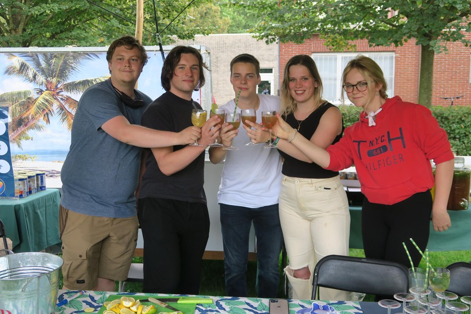 Voorzitter Lucas Vanhaegendoren (tweede van links) en andere medewerkers van jeugdhuis Pagode.