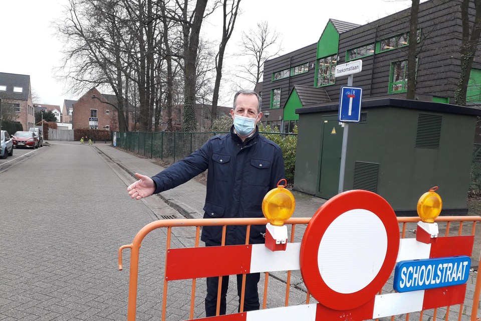 De Toekomstlaan in Sint-Job is tot het einde van het schooljaar een schoolstraat. Bij het begin en einde van de schooldag mogen hier geen auto’s in. Dit moet het veiliger maken voor de 600 kleuters en leerlingen van vrije basisschool Maria Middelares.