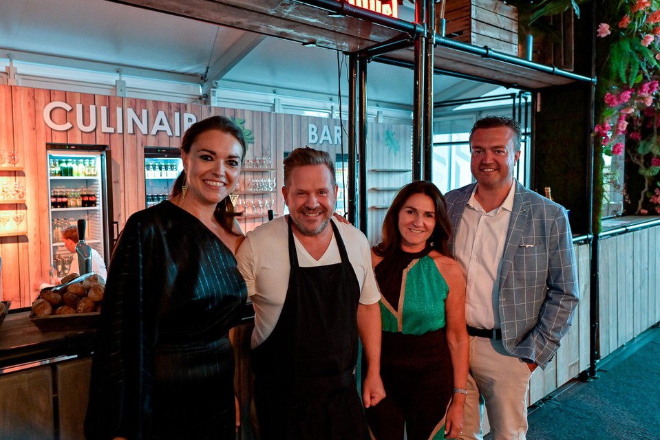 Roger Van Damme op Wezel Culinair met organisator Michel Van Genechten, zijn zus Valerie en schepen Marian Van Alphen. 