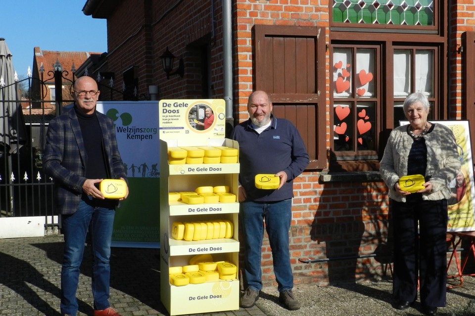 Ronny Jansen (midden) mocht in gezelschap van Wilfried Van Opstal en Rosette Broeckx de eerste gele doos in de Kempen in ontvangst nemen.