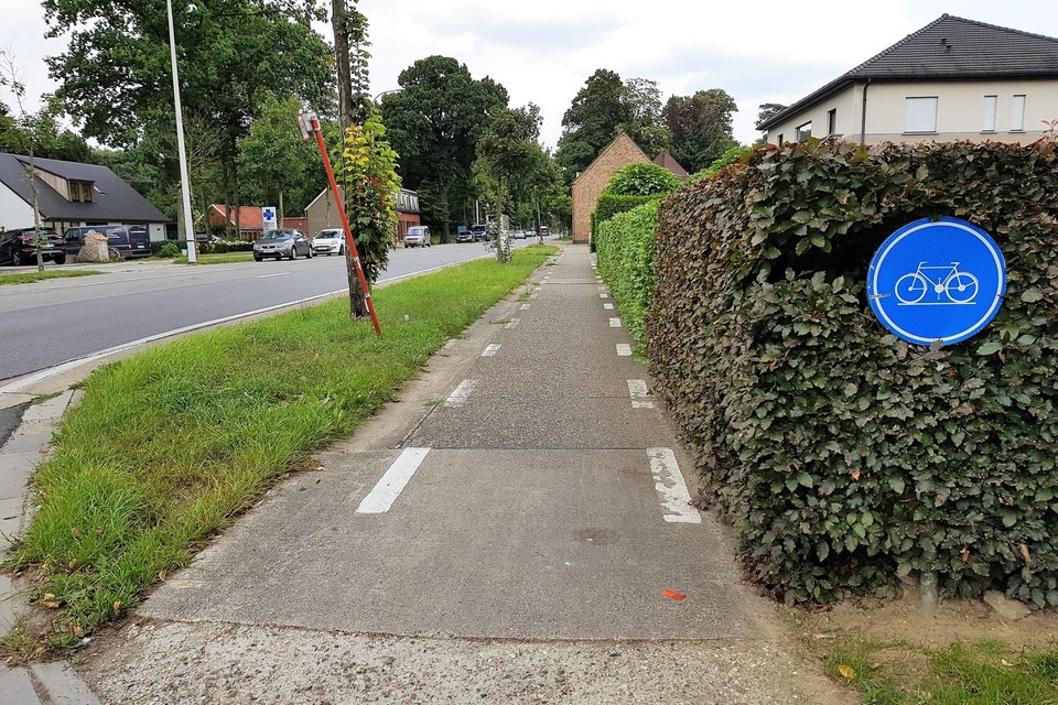 Enkele jaren geleden werden deze oude fietspaden aan de kant Wijnegem al vernieuwd. Nu i s het de beurt aan de overzicht, kant Schilde en restaurant Loteling.