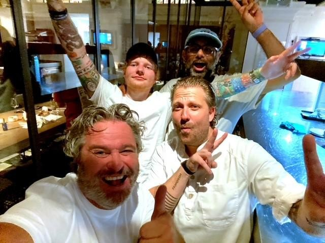 Ed Sheeran (in alto a sinistra) ha visitato The Jane venerdì con lo chef indiano Gaggan Anand (in alto a destra).  