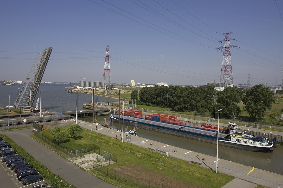 De Kallosluis op de linkeroever was eerder deze week even gestremd wegens een besmetting van een sluismedewerker.