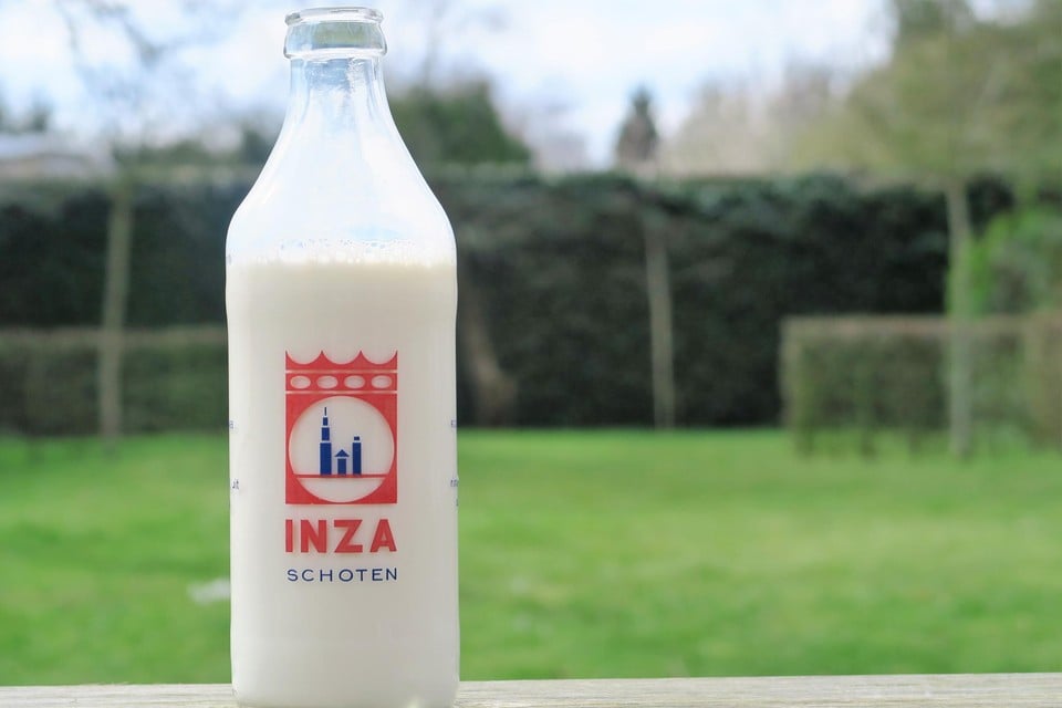 De iconische Inza-melkfles met het oude logo.
