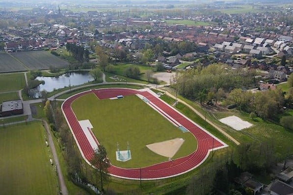 Ook vanuit de lucht ziet de nieuwe atletiekpiste in sportpark Heikant er prachtig uit. De foto werd genomen met een drone. 