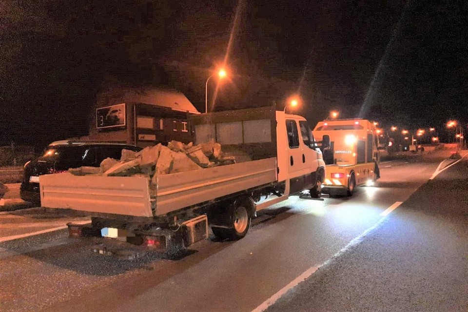 De veel te zwaar geladen vrachtwagen werd weggesleept en in beslag genomen. 