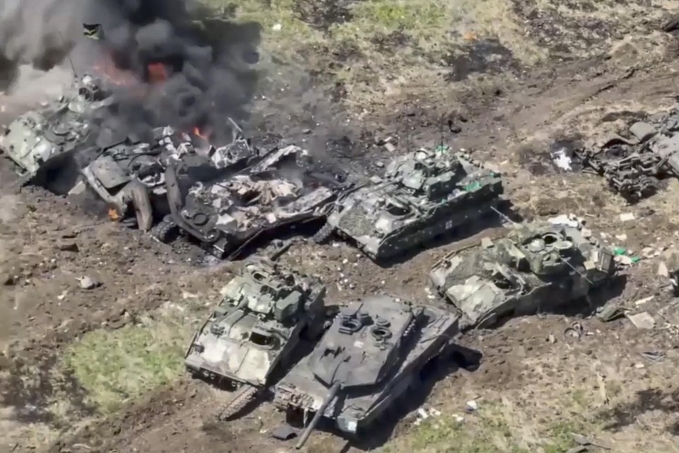 Bradley-pantserwagens en een Leopard 2-tank reden zich vast in een mijnenveld
