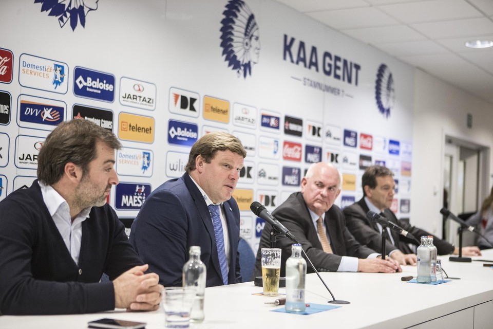 Eind 2015: Mogi Bayat, Hein Vanhaezebrouck, Ivan De Witte en Michel Louwagie beleggen een persconferentie om de contractverlenging van Vanhaezebrouck bij AA Gent aan te kondigen. 