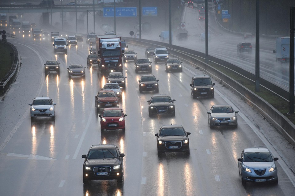 “Door het slechte weer zien we dat mensen meer afstand houden en trager rijden”, legt Peter Bruyninckx van het Vlaams Verkeerscentrum uit.