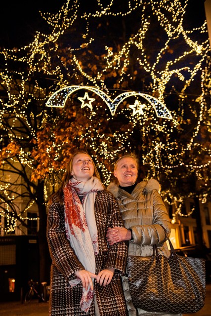 Sfeer in het centrum van Antwerpen. De stad besloot de traditionele kerstverlichting reeds een maand vroeger op te hangen dit jaar. 