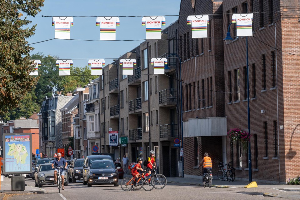 De banners die in Kontich een gelegenheid aankondigen kregen een WK-tintje.